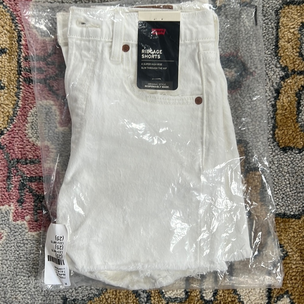 Levi’s Ribcage Shorts, a super high rise slim through hip, white, size 25, NWT